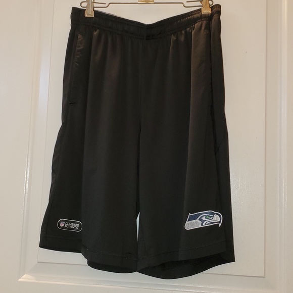 NFL Seahawks UNDER ARMOUR Shorts Medium - Picture 2 of 5